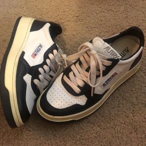 AUTRY low top sneakers in black and white